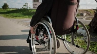 Engelli kadın şehirde yürüyor