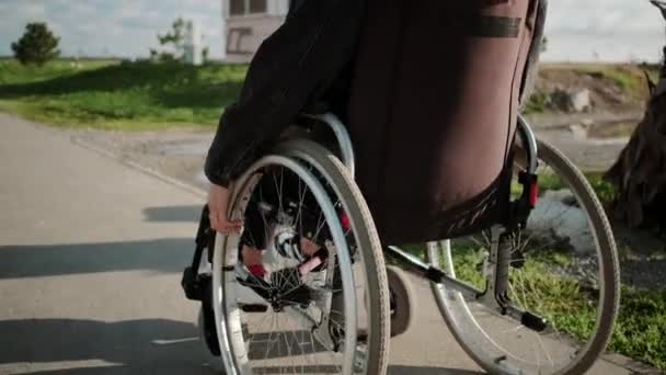 Femme handicapée en promenade dans la ville — Video