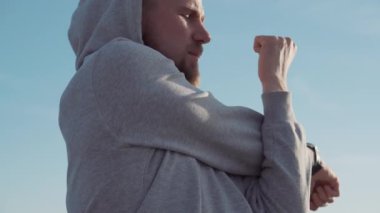 Genç aktif adam açık havada spor yapıyor