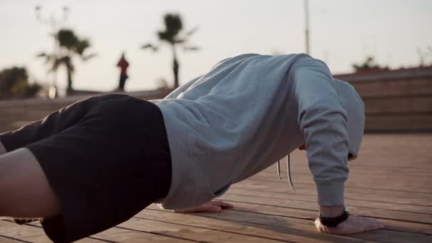 Hij voltooide push-ups met zijn laatste beetje kracht — Stockvideo