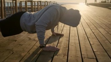 Adam akşam ahşap zemin den güç ile itme up yapıyor