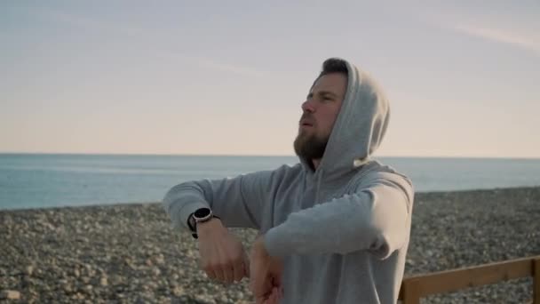 스포츠맨은 야외에서 근육을 따뜻하게 손을 회전 — 비디오