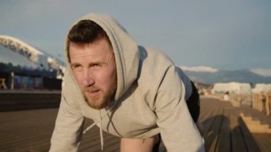 Erkek koşucu sabah saatlerinde şehirde açık havada eğitim