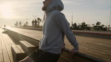 Kalıcı erkek vücut geliştirmeci ellerini germe, vücut açık kaldırma