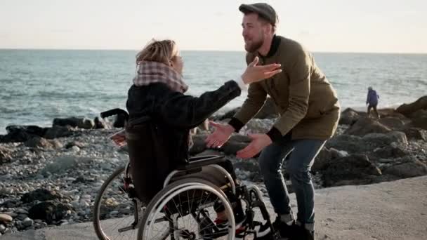 Homme réconfortant femme handicapée qu'il aime — Video