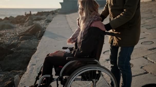 Femme handicapée avec petit ami près de la mer — Video