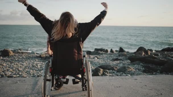 Hon är glad och fri trots handikapp — Stockvideo