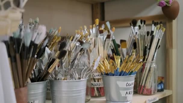 Brushes and tools in painting studio — Stock Video