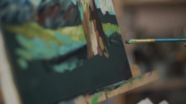 Künstler trägt Pinselstriche aus Acrylfarbe auf Leinwand auf, Nahaufnahme — Stockvideo