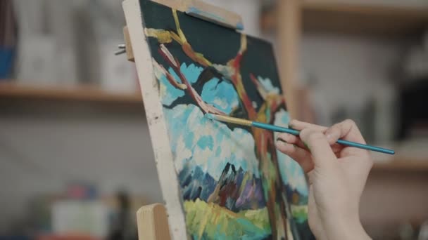 Artista criando pintura de paisagem — Vídeo de Stock