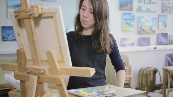 Professioneller Künstler arbeitet im Atelier — Stockvideo