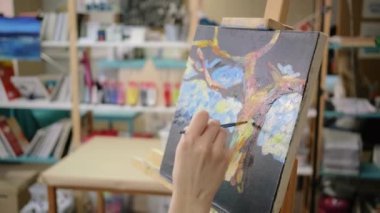 Sanat atölyesinde tuval üzerine güzel manzara, detay görünümü, sanatçının eli
