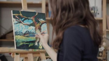 Kadın ressam atölyede manzara resim, arkadan görünümü