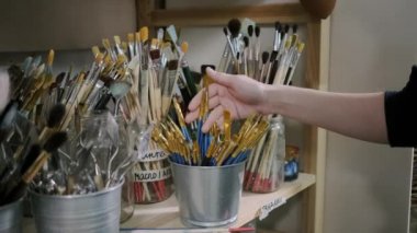 Fırçayı seçen kadın ressam