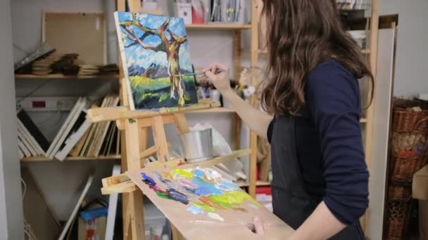 Studente di accademia d'arte sta dipingendo in classe, creando paesaggio naturale . — Video Stock