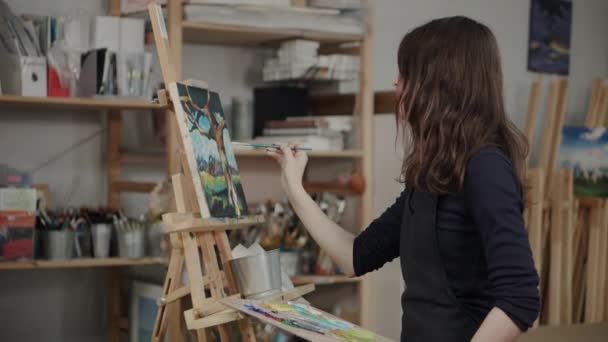 Artista creando pintura de paisaje en estudio — Vídeos de Stock