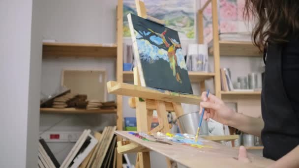 Pintor inspirado en la naturaleza — Vídeo de stock