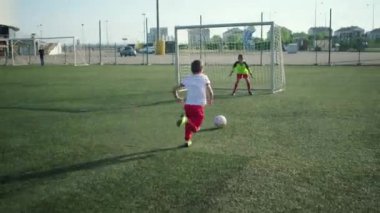 genç öğrenci futbolcu arkadaş saldırısına direniyor