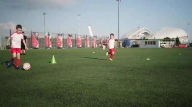 Erkek sporcular futbol oynuyor