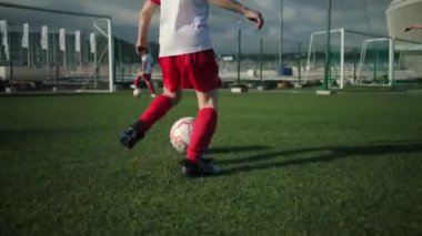 çözülmemiş dantel topu ile futbol üniforması çocuk top sürme