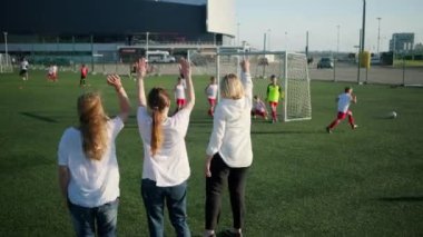 genç futbolcular anneler kadar atlamak ve oğulları için kök