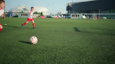 Küçük futbolcu gol atıyor