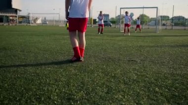 okul çocukları futbolcular futbol sahasında tren