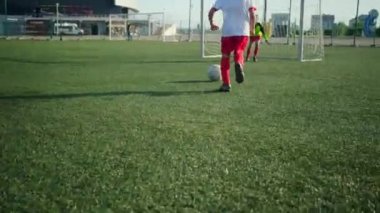 genç çocuk kaleci eğitim sırasında topu yakalar