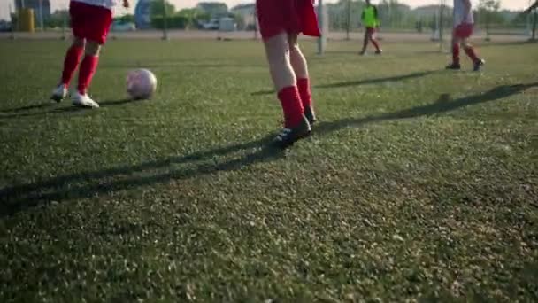 Schüler in Fußball-Uniform erzielen Torschuss aus spitzem Winkel — Stockvideo