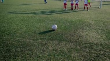 Erkek futbolcu oyuncuların duvardan kaleye topu tekme
