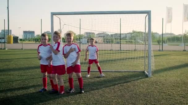 Bang jonge spelers regelen muur keeper mist bal — Stockvideo