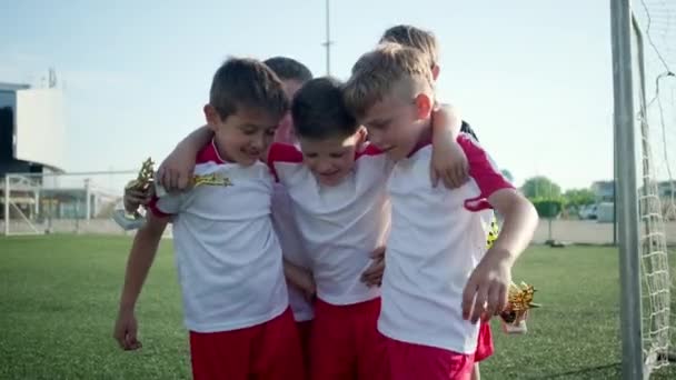 El equipo de fútbol de los niños pequeños se regocija al ganar — Vídeos de Stock