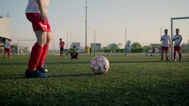 okul çocuğu genç lig oyuncusu topu düşük açı atış tekmeler