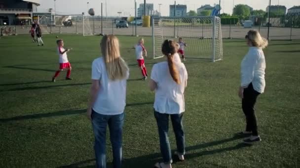 Frauen freuen sich über die Rettung der Torhüterin beim Training der Kinderfußballmannschaft — Stockvideo