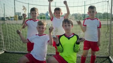 futbol üniforması genç öğrenciler kupa tutun