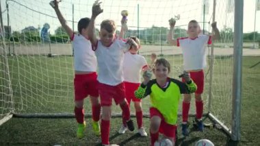 genç futbol takımı kupatarak atlar