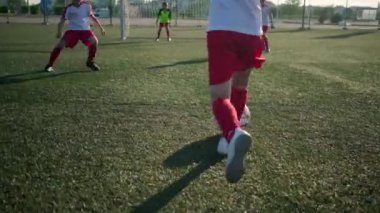 Erkek futbolcular futbol oynuyor ve gol