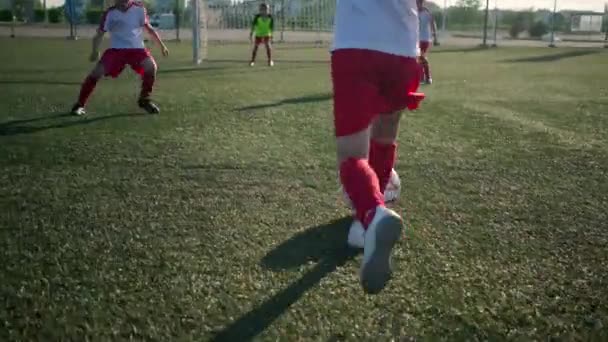Kluci fotbaloví hráči hrají fotbal a skórujou gól