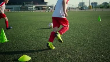 genç çocuk futbolcu arkadaşı ile gol attı