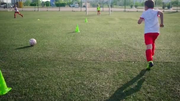 Fiúk labdarúgók haladnak labdát, és rugdossa cél — Stock videók
