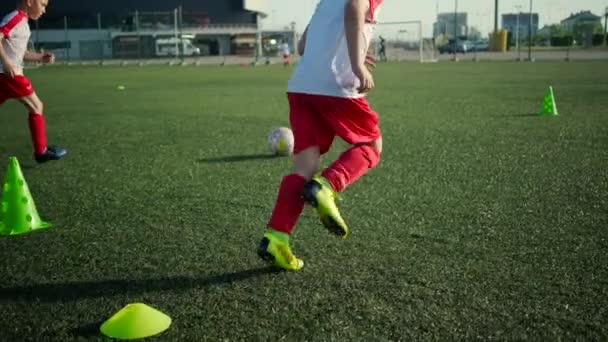 Jovem menino jogador de futebol marca gol com companheiro — Vídeo de Stock