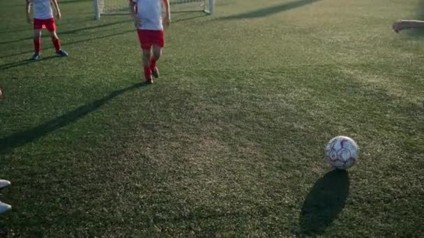 Schüler in Uniform dribbeln Ball und schießen Tor — Stockvideo