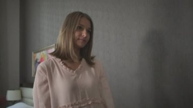 Kadın yeni elbise aynada onun yansıması bakıyor