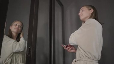 genç sarışın saç parfüm ve spreyler kokuyor düzeltir