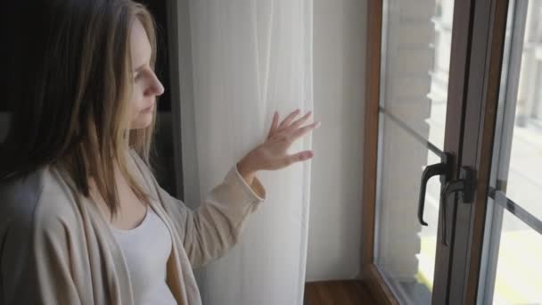 Mujer está abriendo ventana en la habitación y respirando aire — Vídeo de stock