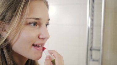 Kadın ruj ile dudakları boyama