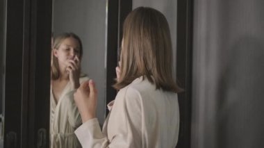 genç kadın boyun parfüm ve spreyler kokuyor