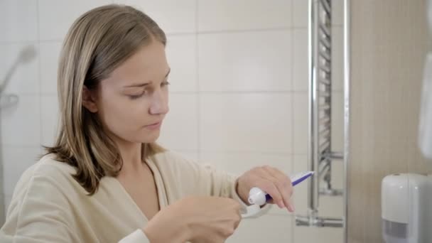 Kvinnan borstar tänderna i Bad rums — Stockvideo