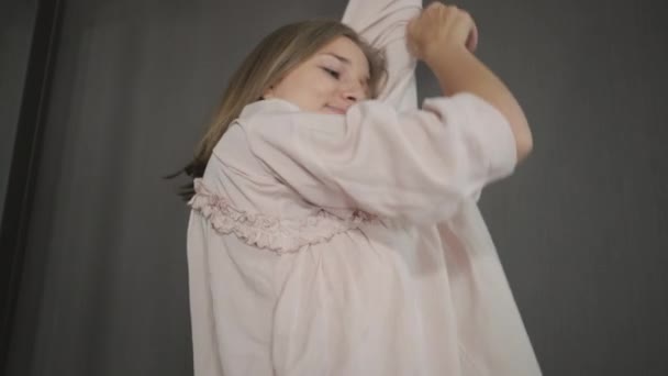 Femme habille une robe — Video