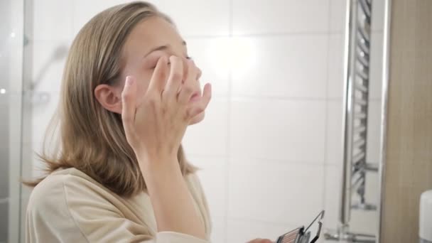 Kadın göz farı parmakla göz kapağına uyguluyor — Stok video